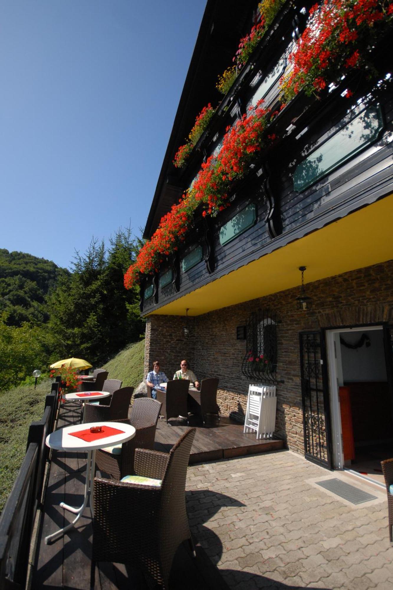 Pod Orehi Guest House Loce pri Poljcanah Ngoại thất bức ảnh