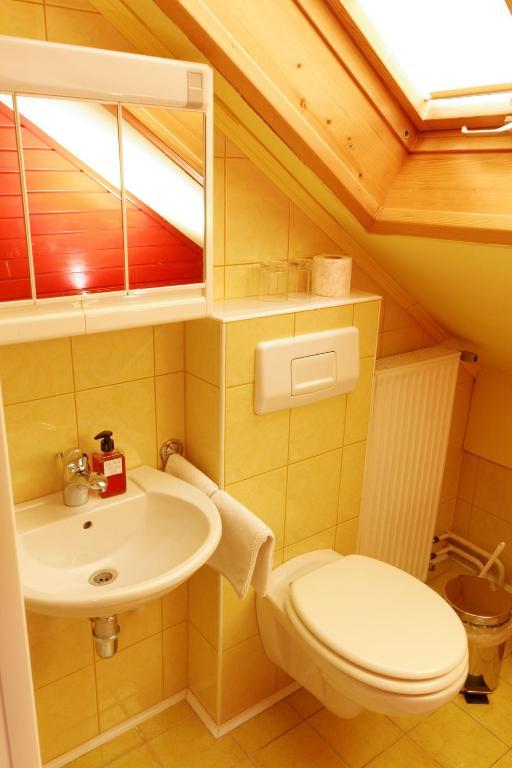 Pod Orehi Guest House Loce pri Poljcanah Phòng bức ảnh