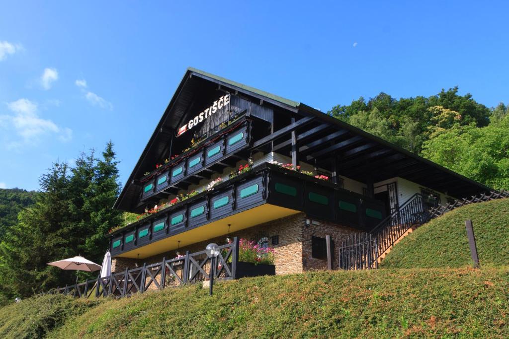 Pod Orehi Guest House Loce pri Poljcanah Ngoại thất bức ảnh