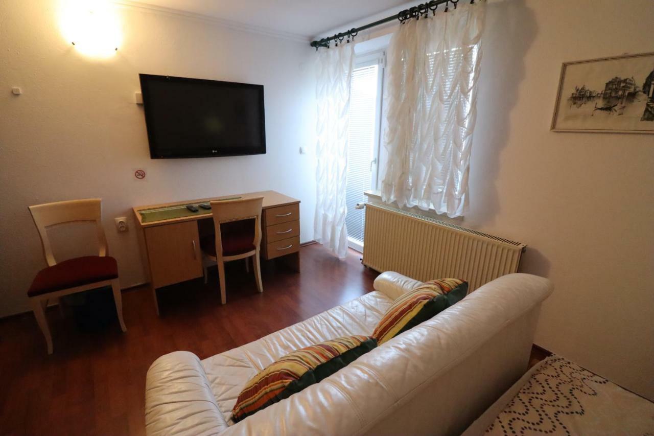 Pod Orehi Guest House Loce pri Poljcanah Ngoại thất bức ảnh