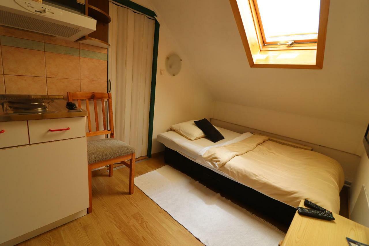 Pod Orehi Guest House Loce pri Poljcanah Ngoại thất bức ảnh