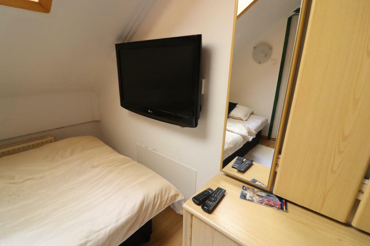 Pod Orehi Guest House Loce pri Poljcanah Ngoại thất bức ảnh