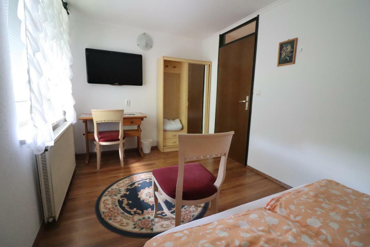 Pod Orehi Guest House Loce pri Poljcanah Ngoại thất bức ảnh